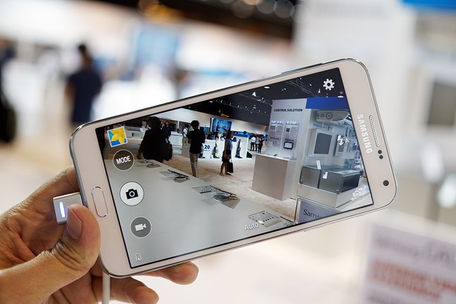 [Trên tay] Bộ đôi Samsung Galaxy E5 và Galaxy E7 bán sau Tết ở VN, giá từ 5,5 triệu